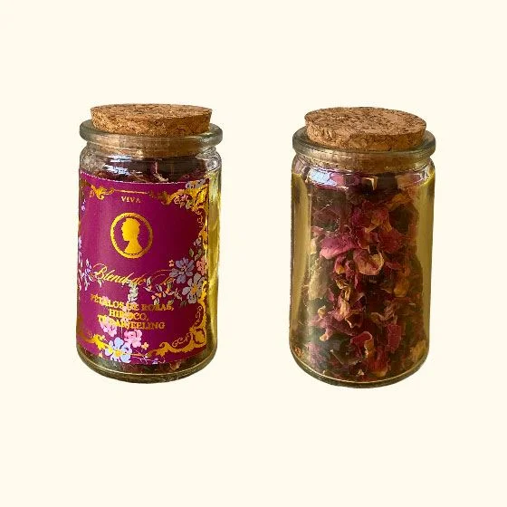 Frasco con pétalos de rosa