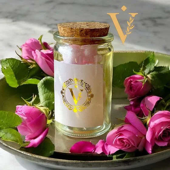Frascos con terrones de azúcar y pétalos de rosa