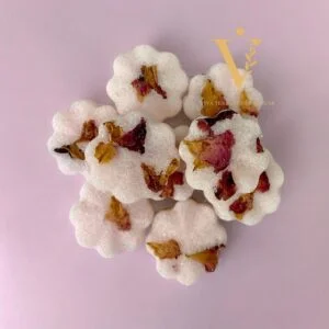 terron-rosa Terrones de azúcar con pétalos de rosa.
