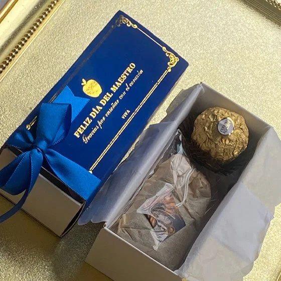 Souvenir de Ferrero Rocher con té