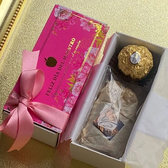 Souvenir de Ferrero Rocher con té